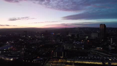 Sheffield-Stadtzentrum-Drohne-Geschossen-über-Der-Himmelslinie-Sheffield-Hallam-Bramall-Lane-Hoher-Wolkenkratzer-Luftaufnahme-Während-Des-Sonnenuntergangs-Nachtaufnahme-Sonnenuntergang-Blau-Orange-Lila-Himmel-Uk-Stadt