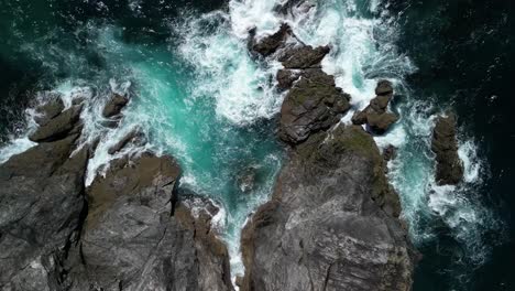 Meereswellen-Brechen-über-Die-Felsige-Küste-Cornwalls-Aus-Einer-Rotierenden-Draufsicht
