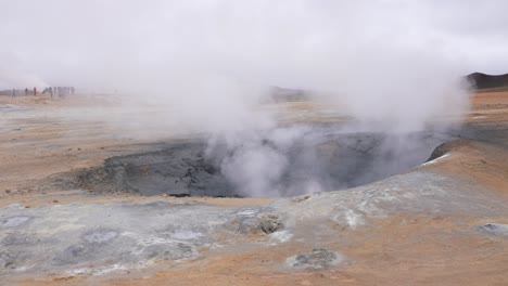 Dampf-Aus-Schlammtöpfen-Im-Geysir-Thermalgebiet-In-Der-Isländischen-Landschaft