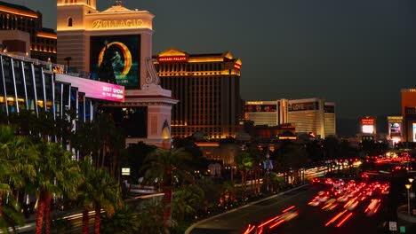 Zeitraffer-Des-Sonnenuntergangs-über-Dem-Las-Vegas-Strip,-Boulevard-Verkehr-Mit-Überblick-über-Bellagio,-Caesars-Palace-Und-Mirage-Hotel-Und-Casino