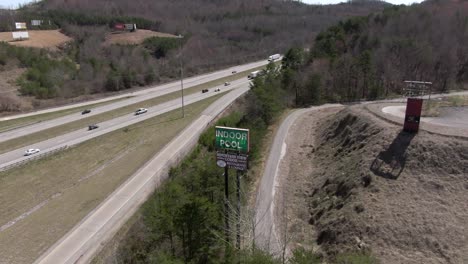 Imágenes-Aéreas-De-Drones-Del-Albergue-Abandonado-Con-Vista-A-La-Montaña-Y-El-Letrero-De-La-Piscina-Cubierta-En-Corbin,-Kentucky