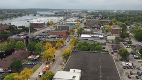 Vista-Aérea-De-Green-Bay-Wisconsin-Broadway-Street-Preparándose-Para-El-Mercado-De-Agricultores