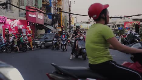 Motos-Cruzando-La-Calle-En-Una-Rotonda-En-El-Sudeste-Asiático