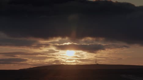Die-Untergehende-Sonne-Scheint-Bei-Sonnenuntergang-Durch-Die-Stürmischen-Wolken