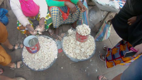 Manos-De-Mujeres-Vendiendo-Fruta-Baobab-En-La-Calle-En-Banjul,-Gambia.