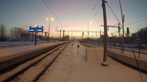 Statische-Ansicht-Eines-Leeren,-Schneebedeckten-Güterbahnhofs-Bei-Sonnenuntergang