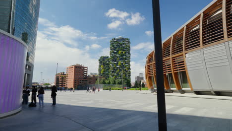 Arquitectura-Moderna-Y-Exuberante-Vegetación-En-El-Paisaje-Urbano-De-Milán