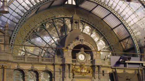 Wide-shot-of-the-beautiful-architecture-in-Antwerp,-Central-Station,-first-thing-visitors-and-tourist-see-when-they-exit-the-train-platform