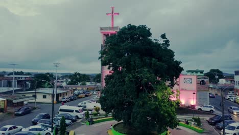 Vista-Aérea-De-Una-Iglesia-Católica-Moderna-En-La-Ciudad-De-La-Chorrera,-República-De-Panamá.