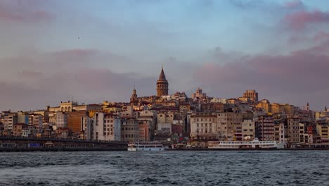 Zeitraffer-Von-Menschen,-Die-Um-Den-Berühmtesten-Touristenort-In-Istanbul-Herumlaufen,-Mit-Blick-Auf-Den-Galata-Turm-Und-Den-Bosporus