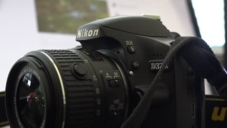 Zeigt-Das-Gehäuse-Einer-Nikon-Kamera-Mit-Dem-Kit-Objektiv