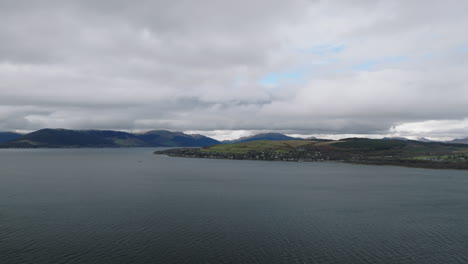 Kilcreggan,-Schottland-An-Einem-Windigen-Tag-über-Den-Fluss-Clyde-Langsam-Schieben-In