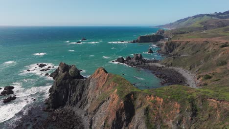 Vista-Aérea-De-Drones-Volando-Sobre-La-Costa-Del-Pacífico-Con-Aguas-Turquesas