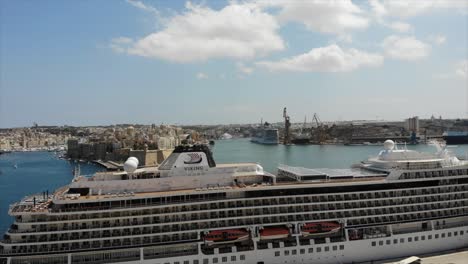 Viking-Kreuzfahrtschiff-Im-Grand-Harbour-Von-Valletta-Mit-Blick-Auf-3-Städte