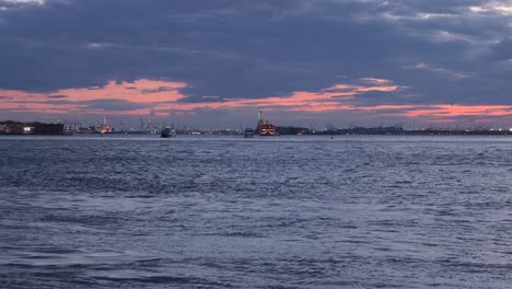 La-Estatua-De-La-Libertad-En-La-Ciudad-De-Nueva-York-Desde-El-Otro-Lado-Del-Puerto-Y-El-Río-Este