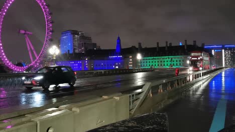 Westminster-Bridge-Und-London-Eye-An-Einem-Trüben,-Regnerischen-Abend-Mit-Wenig-Verkehr