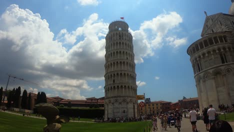 Hiperlapso-Rápido-Del-Mediodía-Alrededor-De-La-Torre-Inclinada-De-Pisa.