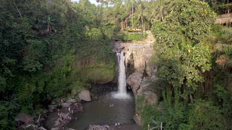 Luftaufnahme-Von-Touristen,-Die-Den-Tropischen-Tegenungan-Wasserfall-Im-üppigen-Regenwald-Von-Bali-Genießen