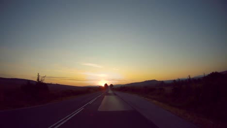 Das-Auto-Bewegt-Sich-Gegen-Den-Sonnenaufgang