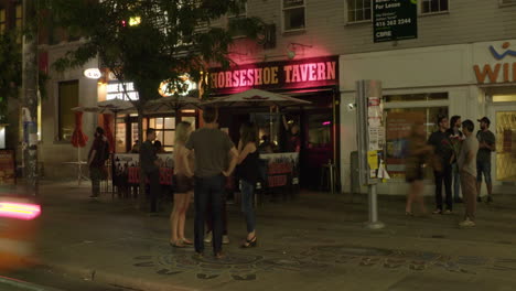 Ein-Zeitraffer-In-Toronto-Außerhalb-Der-Horseshoe-Tavern