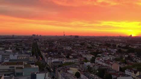 Neuer-Tag-Am-Frühen-Morgen,-Stadt-Berlin-Fernsehturm-Orangefarbener-Himmel-Sonnenaufgang