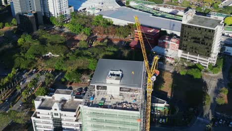 Vista-Aérea-De-La-Construcción-De-Un-Edificio-De-Varios-Pisos-Con-Grúa-Torre-En-La-Ciudad-De-Las-Piñas,-Metro-Manila,-Filipinas