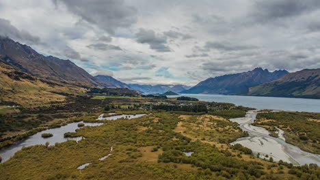 Glenorchy-Lagune-Am-Ufer-Des-Lake-Wakatipu-In-Neuseeland,-Luftaufnahme-Des-Dollys-Vorwärts