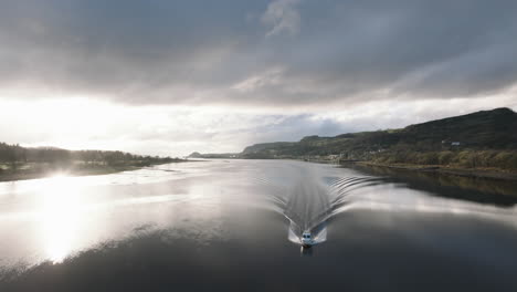 Erskine,-Schottland,-Wunderschöner-Sonnenuntergang-über-Dem-Fluss,-Der-Mit-Einem-Schnellboot-Durch-Den-Rahmen-Fährt