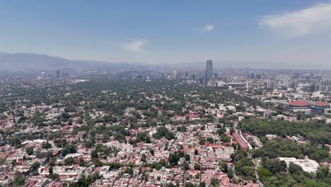 Elevándose-Sobre-Espacios-Verdes-En-Un-Día-Soleado-En-La-Ciudad-De-México.