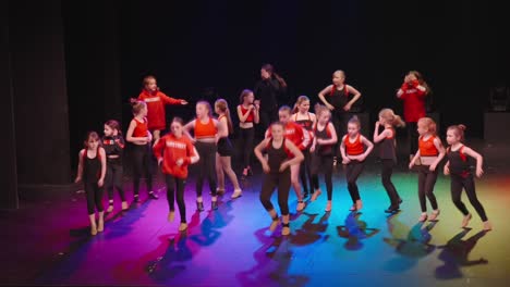 Talentierte-Tanzstudentengruppe-Probt,-Theatershow-Steht-Bevor,-Zeitlupe