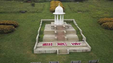 Das-Chattri-Ist-Ein-Denkmal,-Das-Zu-Ehren-Der-Indianischen-Toten-Des-Ersten-Weltkriegs-Errichtet-Wurde