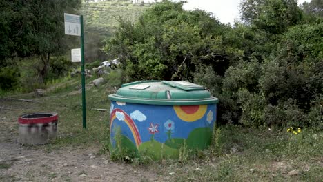 Instalación-De-Basura-Coloreada-Resistente-A-Los-Jabalíes-En-El-Bosque-Del-Carmelo,-Israel.