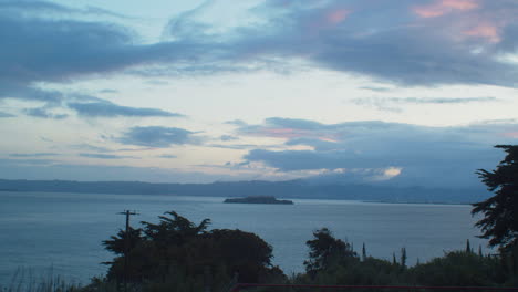 Isla-De-Alcatraz-Al-Amanecer-En-Un-Día-Nublado