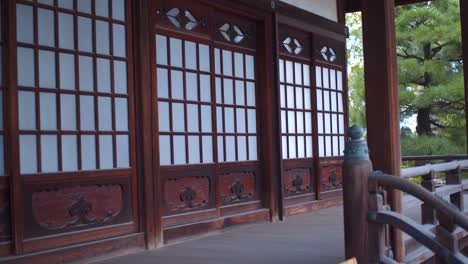 Traditionelle-Hölzerne-Schiebetüren-In-Einem-Alten-Tempel-In-Kyoto,-Japan,-Mittlere-Aufnahme-4k