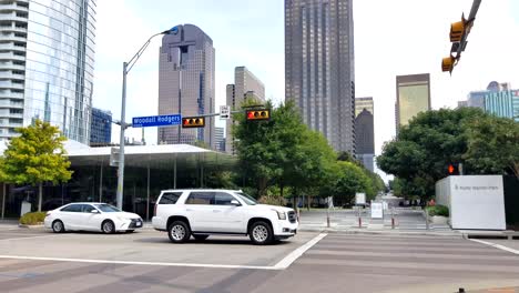 Blick-Auf-Die-Innenstadt-Von-Dallas-Und-Den-Klyde-Warren-Park-Von-Woodall-Rodgers