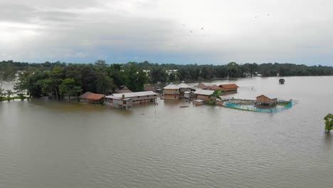 4K-Luftaufnahme-Einer-Schule-Auf-Der-Flussinsel-Majuli,-Die-Von-Den-Monsunfluten-Des-Brahmaputra-überflutet-Wurde