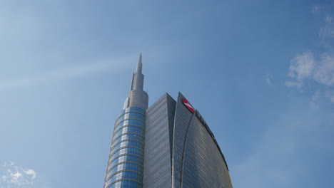 Moderno-Rascacielos-Del-Grupo-Unicredit-Contra-El-Cielo-Azul-En-Milán,-Italia,-2024