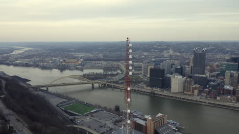 Drohnenaufnahme-Des-FM-Towers-Mit-Der-Skyline-Von-Pittsburgh-Im-Hintergrund