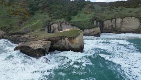 Olas-Rompiendo-Contra-La-Roca