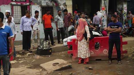 Hombres-Asiáticos-En-Una-Calle-Muy-Transitada-En-Dhaka.