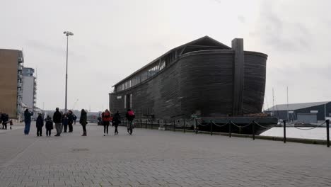 Verhalen-Ark-with-people-in-the-foreground-to-show-scale