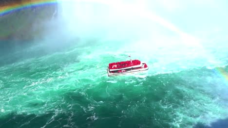 Tourists-aboard-the-Maid-of-the-Mist-ship-in-Niagara-Falls