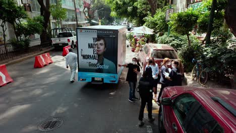 Arriba-Gran-Angular-Estableciendo-Toma-De-Camión-En-La-Calle-En-Una-Ciudad-Verde-Y-Exuberante-Durante-El-Día