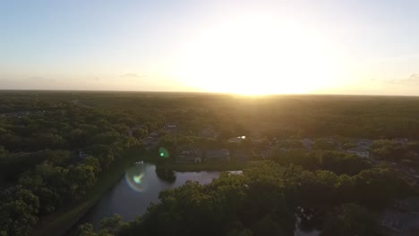 Sonnenuntergang-über-Den-Gemeinden-Des-Lake-Carrol-In-Tampa,-Florida
