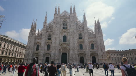 Milan-Cathedral-with-tourists-under-a-clear-blue-sky