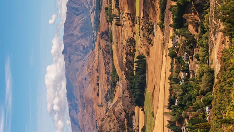 Vídeo-Vertical-De-Sombras-De-Nubes-Moviéndose-Por-El-Paisaje-De-Nueva-Zelanda,-Timelapse