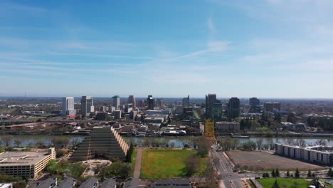 Disparo-De-Un-Dron-Volando-Hacia-El-Centro-De-Sacramento,-California-En-Un-Día-De-Cielo-Azul