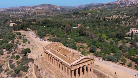 Aerial-Pullback-Reveals-Ancient-Greek-Temple-of-Concordia-at-Valley-of-the-Temples,-Agrigento,-Italy