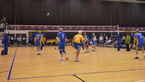 Tiro-De-Jugadores-De-Voleibol-De-Más-De-Años-Reunidos-En-El-Juego-Maestro-Mundial-En-El-Estadio-De-Confianza-De-Waitakere