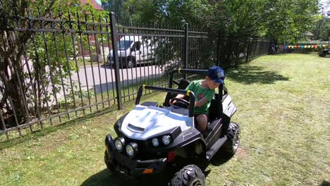 Coche-Eléctrico-Para-Niños-En-El-Centro-De-La-Ciudad-En-El-Parque-En-Coche